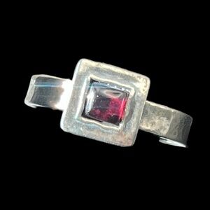 Silpada Dainty Sterling Silver hammered Natural Garnet Ring R0949 size 8 vintage